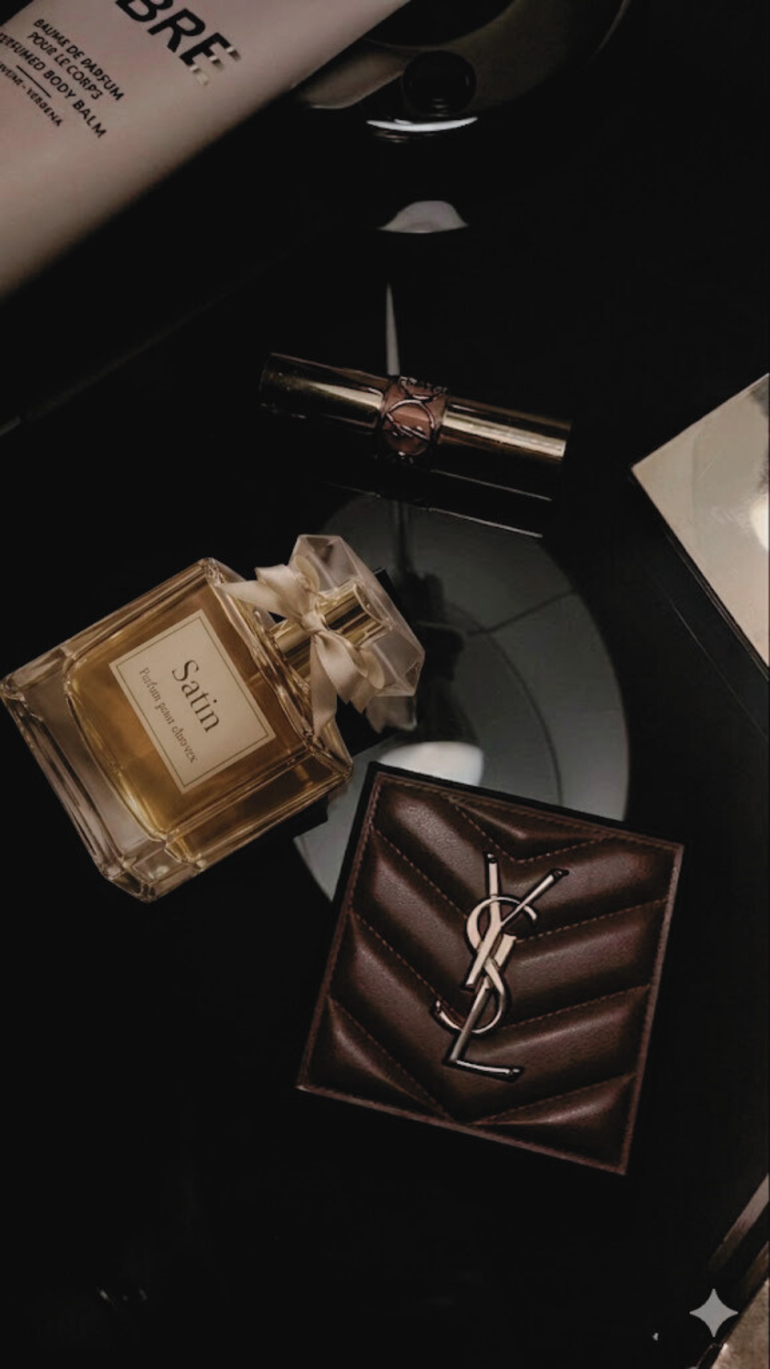 Femme utilisant Satin parfum capillaire Maison Nuit Paris
 Image